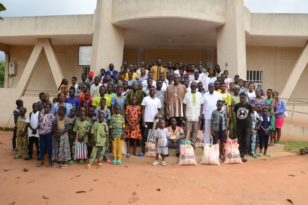 L’Association « EBEN-EZER TOUT EST GRACE » a encore respecté la tradition pour la rentrée scolaire 2024-2025 avec la remise des kits scolaires, vivres et non-vivres aux enfants pris en charge dans la préfecture de Vo.